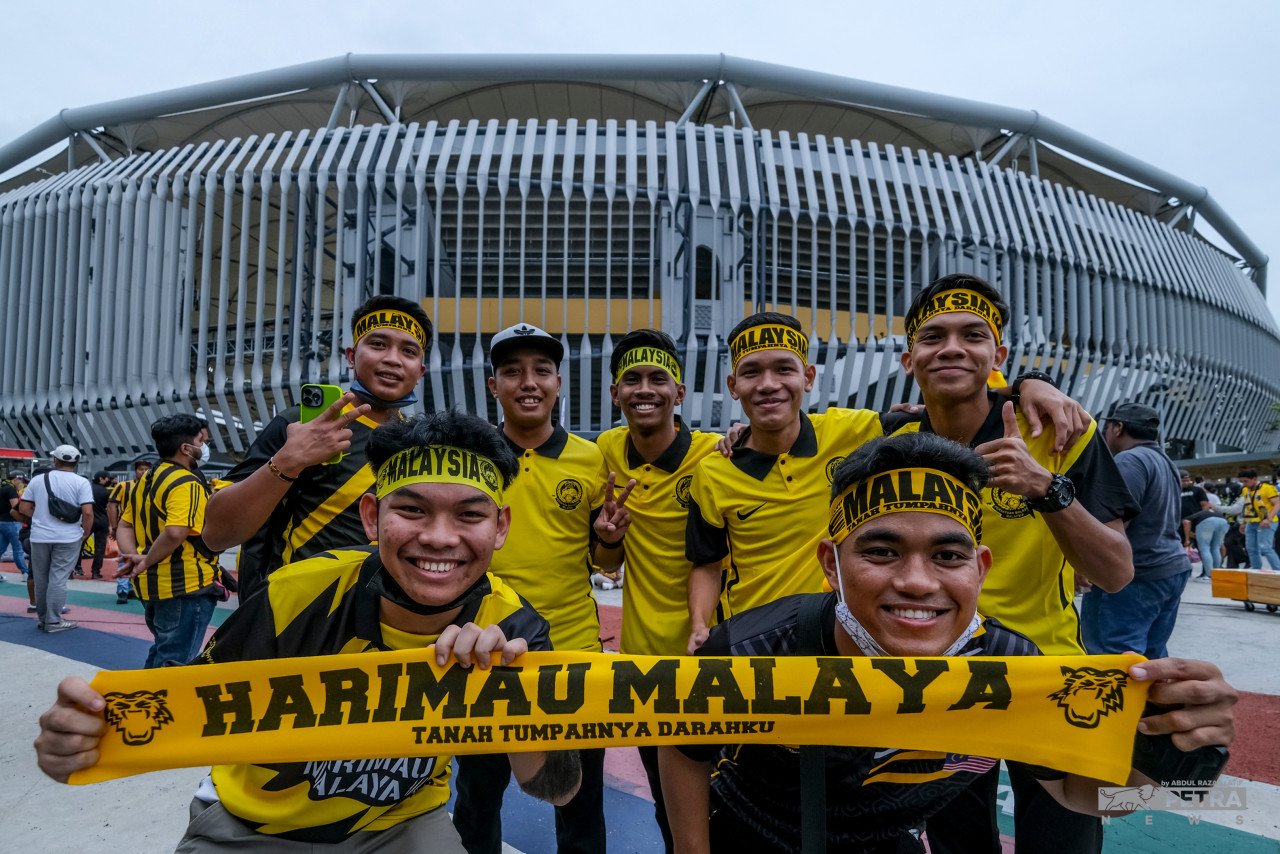 Antara penyokong setia Harimau Malaya yang sudah berada di stadium.
