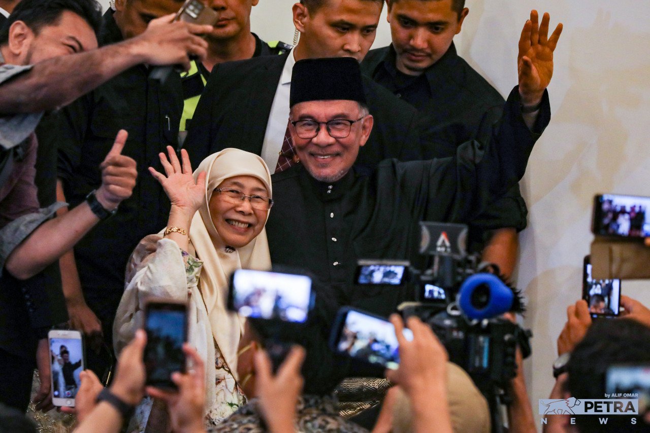 Dr Wan Azizah Wan Ismail bersama Anwar Ibrahim - Gambar oleh Alif Omar