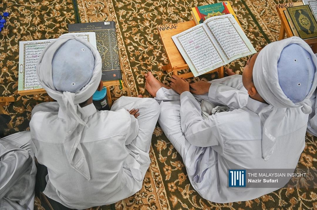 Dua pelajar madrasah tahfiz di Gombak, Selangor ini mengisi masa lapang dengan bertadarus