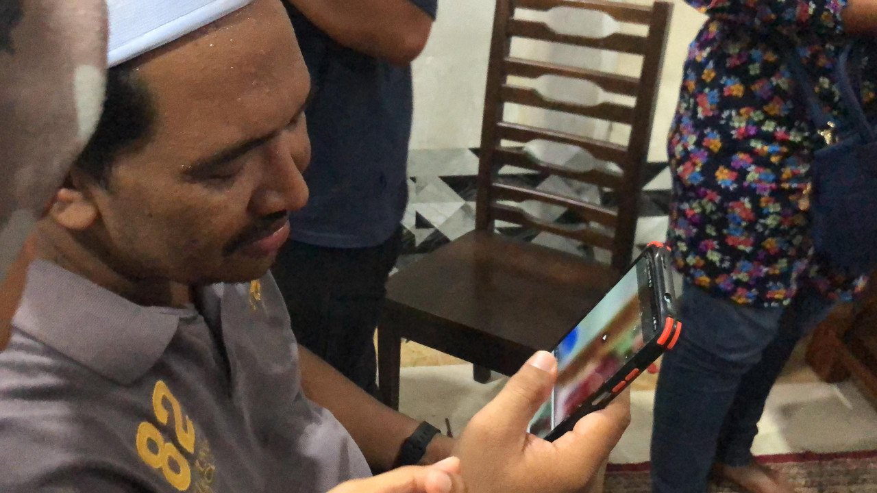 Abdul Latif melihat video yang dirakam Allahyarham Noor Rahiza ketika sambutan Aidilfitri baru-baru ini - gambar Rafisqi Radhi