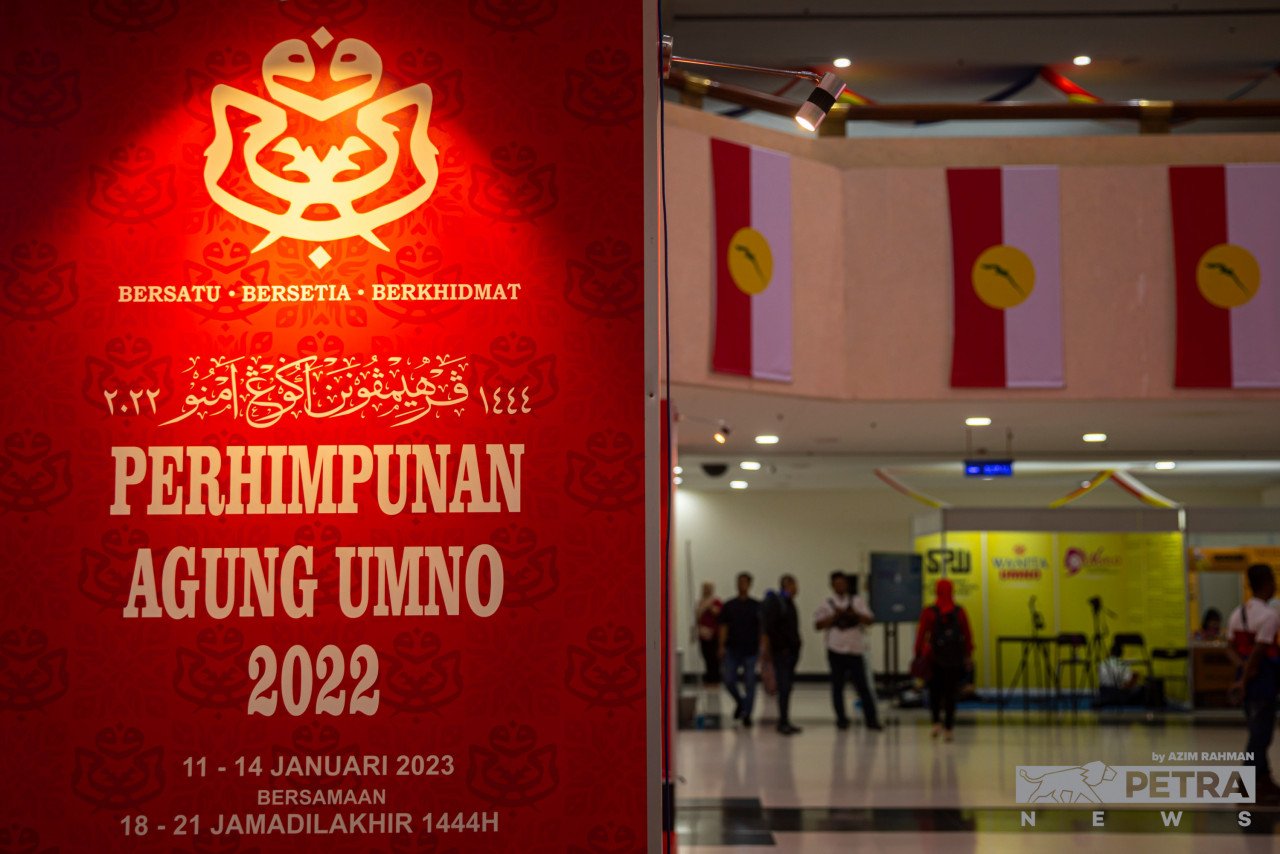 Fasal 30 Buku Perlembagaan UMNO memaklumkan bahawa perlembagaan itu boleh dipinda atau dimansuhkan dengan ketepatan dipersetujui oleh tidak kurang daripada dua pertiga ahli yang berhak hadir dalam Perhimpunan Agung Khas, malah hendaklah dikemukakan kepada Pendaftar Pertubuhan menurut Akta Pertubuhan 1966 - Gambar oleh Azim Rahman