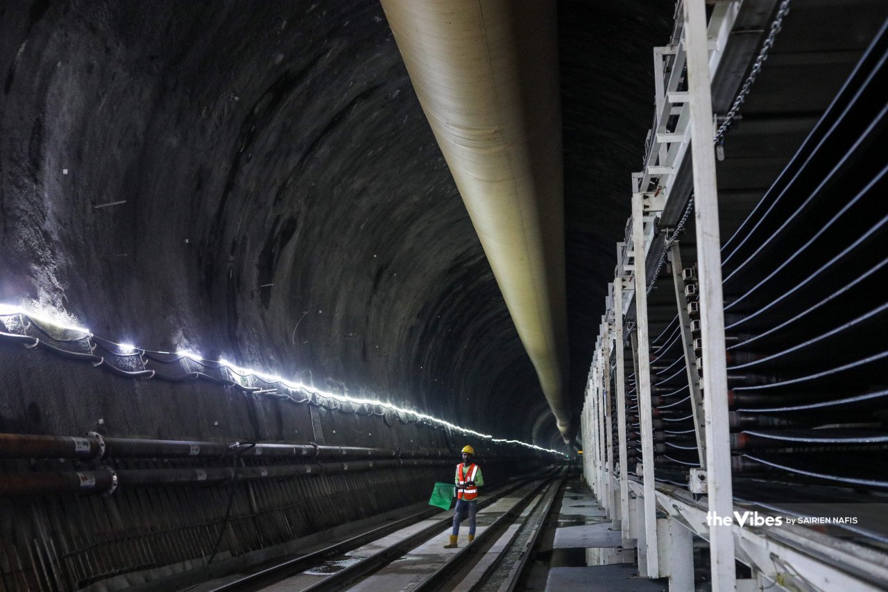 Loke juga menyifatkan pembinaan Terowong Genting yang menghubungkan Bukit Tinggi, Pahang dan Gombak, Selangor sebagai komponen utama ECRL
