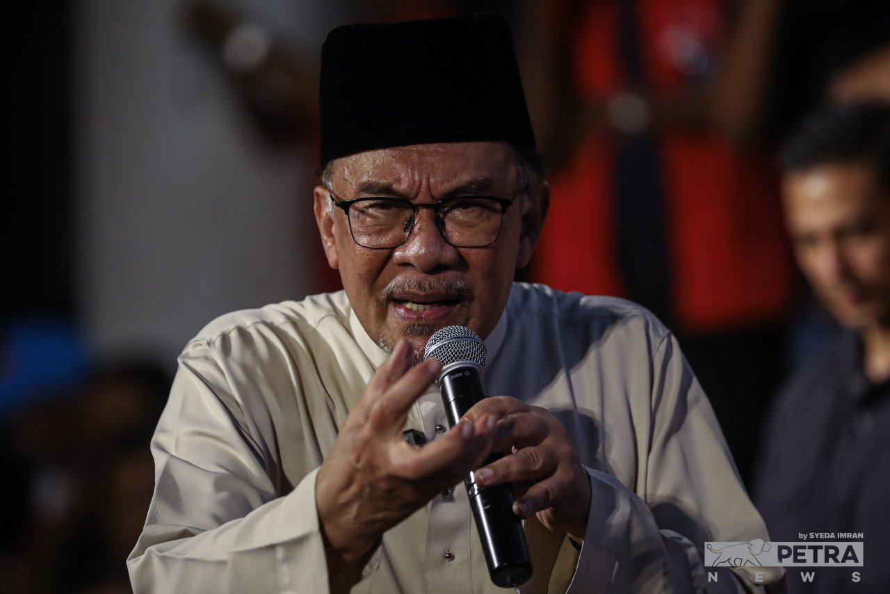 Anwar berkata Saifuddin mengkhianati mandat rakyat semata-mata untuk mempertahankan kedudukannya. - Gambar oleh Syeda Imran 