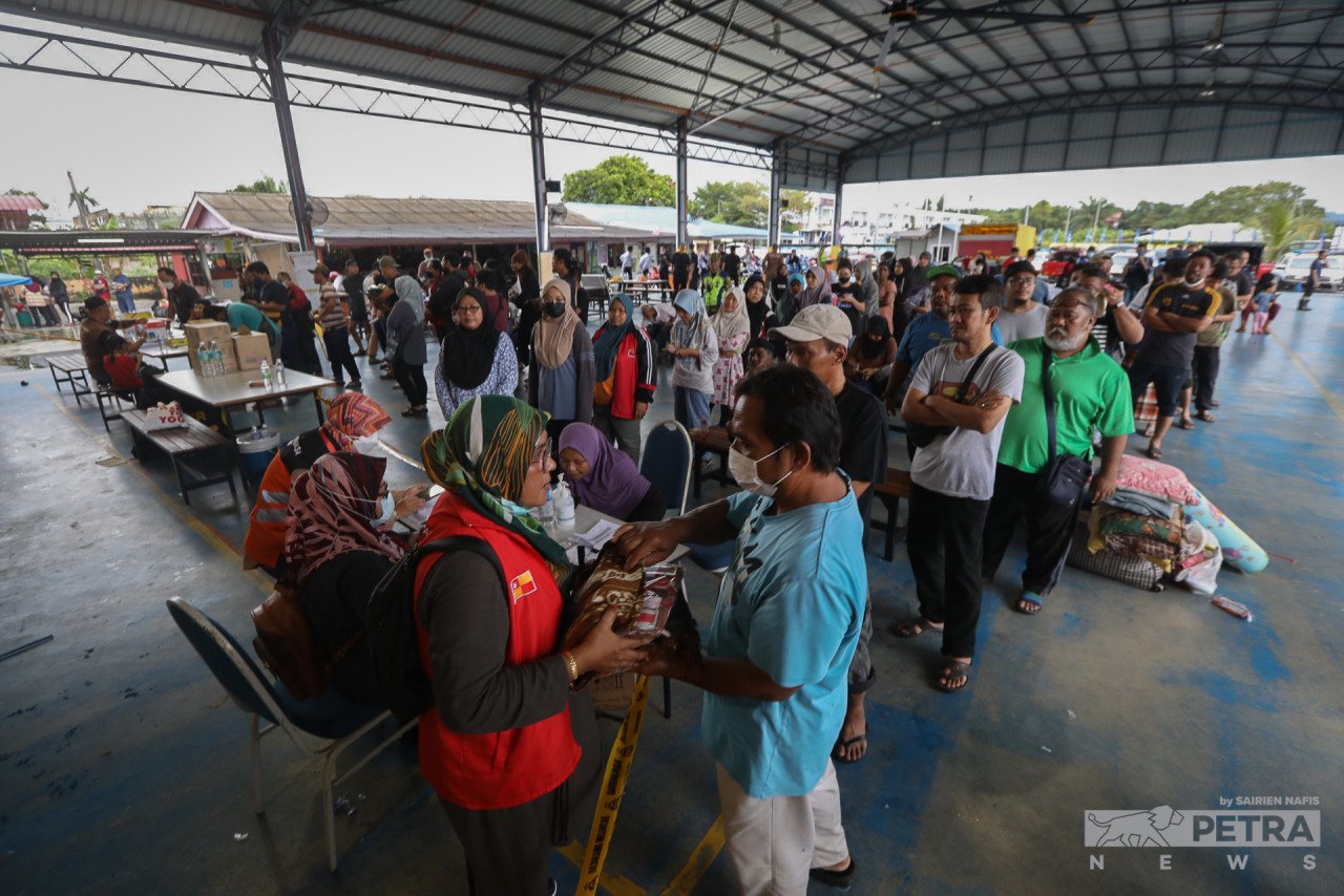 Di Selangor, jumlah mangsa yang ditempatkan di lapan PPS di sekitar daerah Klang dan Kuala Selangor menurun kepada 803 mangsa daripada 190 keluarga berbanding seramai 890 mangsa daripada 212 keluarga semalam - Gambar Hiasan