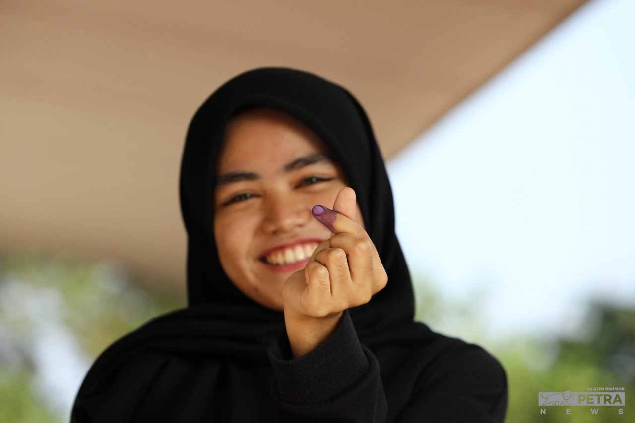 Nadia Nur Aishah Abdull Manan, 18, menunjukkan jari yang dicalit dakwat kekal selepas membuang undi sempena PRN Johor di SK Taman Sutera Perling. 