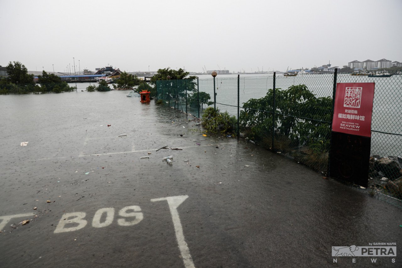 Tempat letak kereta Jeti Antarabangsa Pelabuhan Klang dinaiki air akibat fenomena air pasang. - Gambar oleh Sairien Nafis