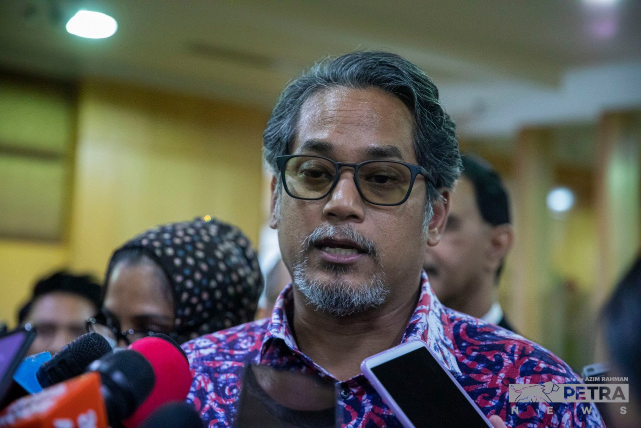 Khairy, yang tewas di kerusi Parlimen Sungai Buloh pada PRU-15, menggesa Ahmad Zahid meletak jawatan selepas UMNO mengalami prestasi pilihan raya paling teruk dalam sejarah penubuhannya.
