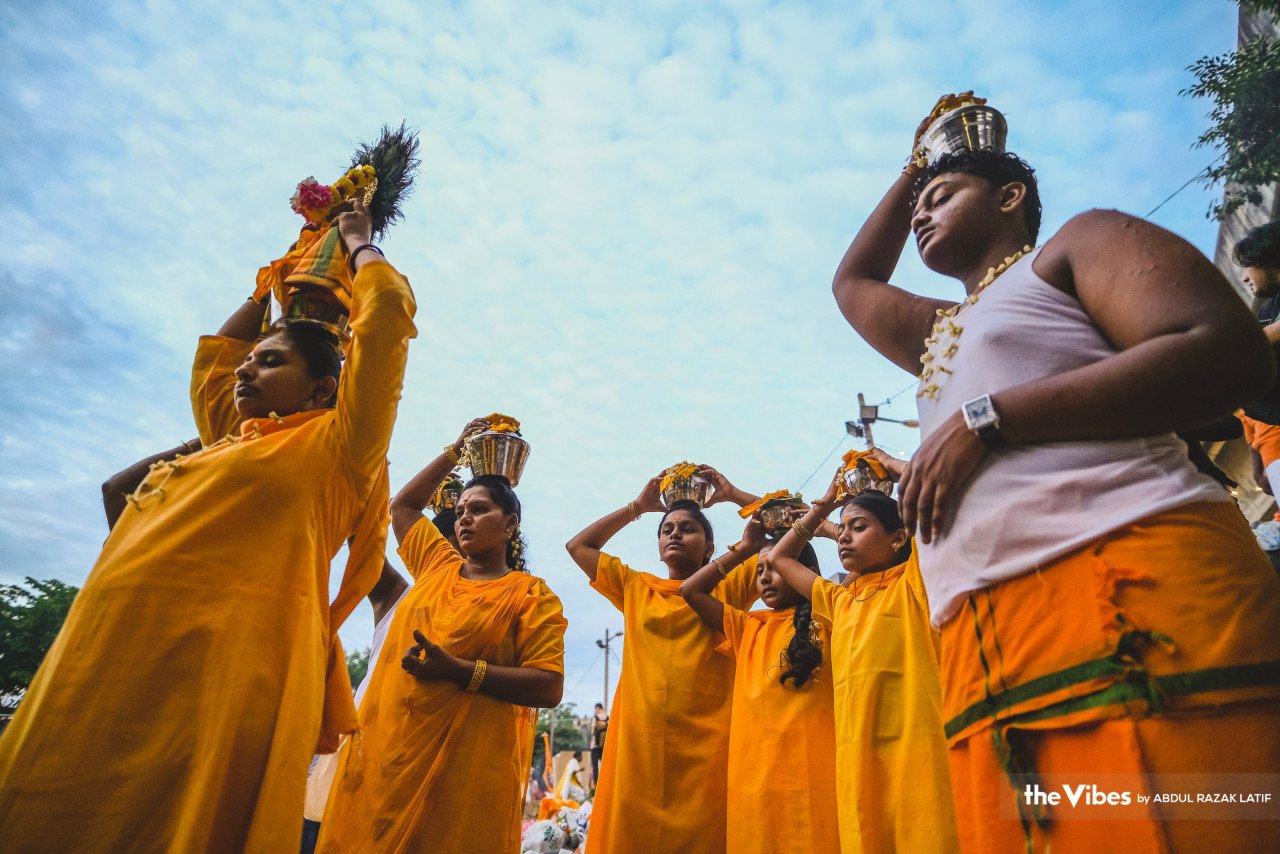 Penganut-penganut Hindu menjunjung belanga berisi susu ketika berarak ke Kuil Sri Subramaniar Swamy Batu Caves sempena perayaan Thaipusam 
