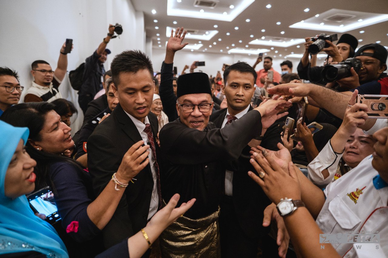 Anwar Ibrahim bersalaman bersama tetamu yang hadir di Sg Long Clubhouse - Gambar oleh Abdul Razak Latif