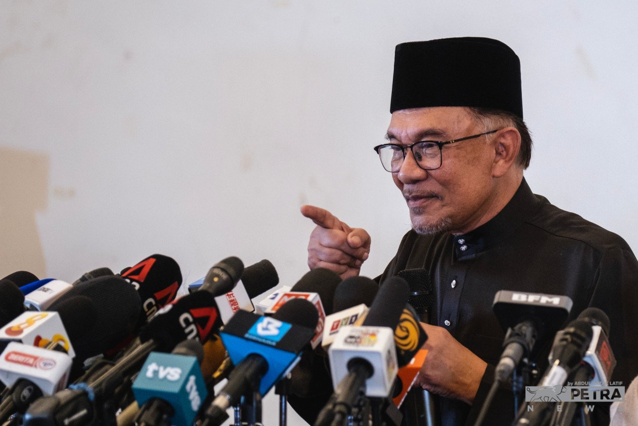Anwar Ibrahim menjawab soalan wartawan semasa sidang media di Sg Long Clubhouse semalam - Gambar oleh Abdul Razak Latif