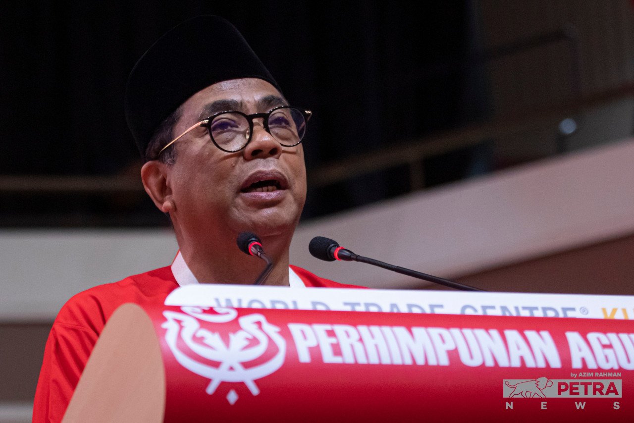 Mohamed Khaled Nordin antara yang menawarkan diri untuk bertanding jawatan Naib Presiden UMNO. - Gambar fail
