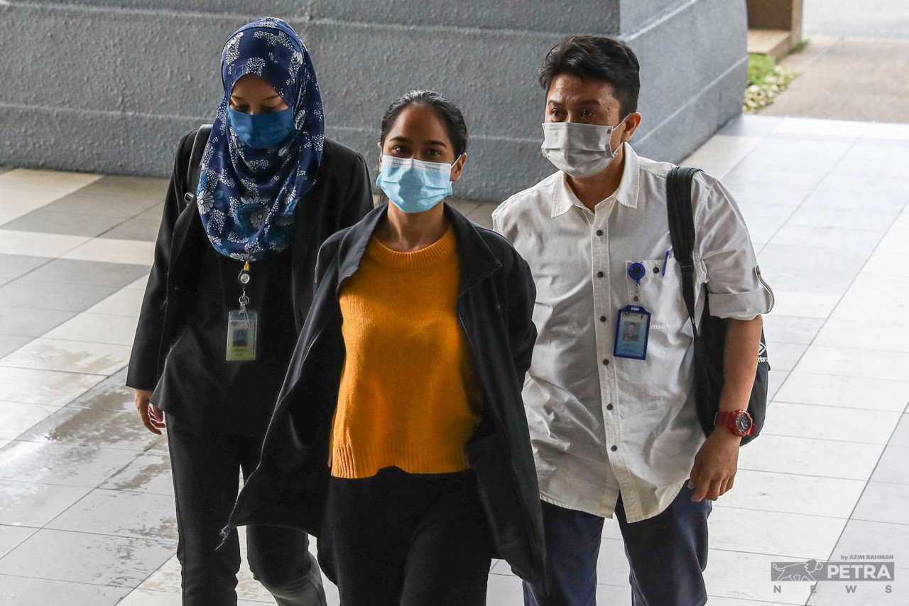 Siti Nuramira didakwa mencetuskan ketidakharmonian agama apabila mengaku Islam dan menghafal 15 juzuk Al-Quran, sebelum menanggalkan tudung dan baju kurungnya di Kelab Komedi Crackhouse - Gambar fail
