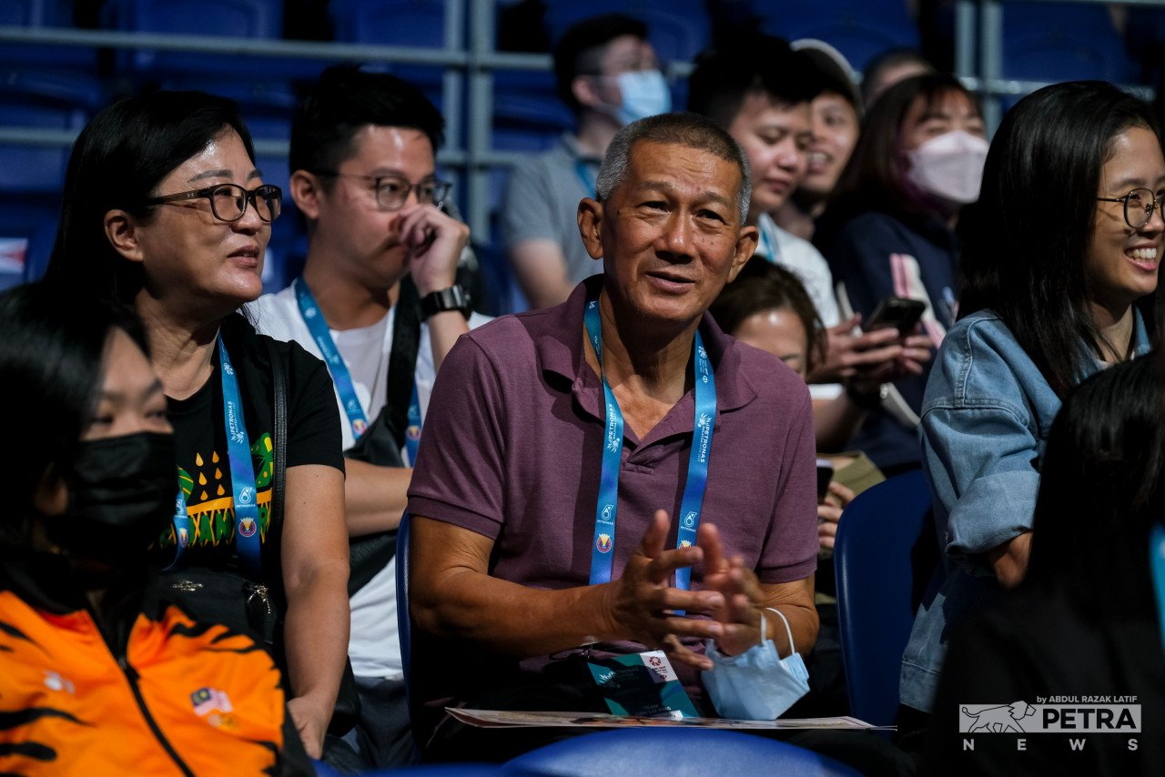 Cita-cita Chak Wee untuk menjadi pemain badminton tidak kesampaian kerana masalah kewangan. - Gambar oleh Abdul Razak Latif
