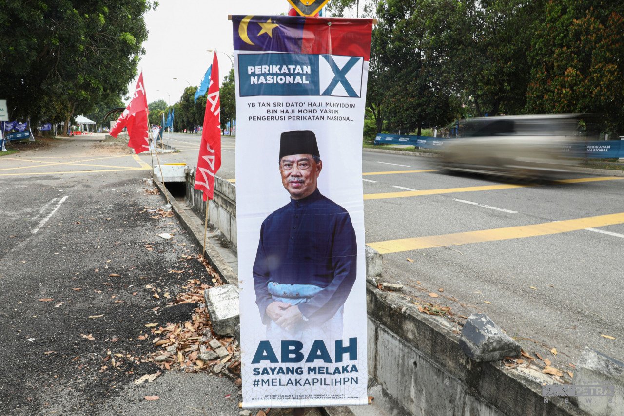 Gambar Muhyiddin digunakan sebagai poster pada PRN Melaka lepas. - Gambar Azim Abd Rahman