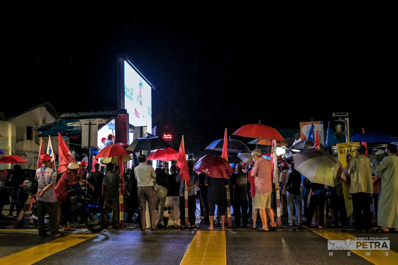 Walaupun cuaca kurang memuaskan, namun penduduk Balik Pulau tetap keluar untuk menghadiri acara ceramah malam tadi - Gambar oleh Abdul Razak Latif
