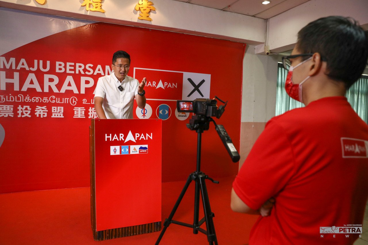 Calon Pakatan Harapan DUN Kesidang, Allex Seah Shoo Chin memberi ceramah secara maya di Pejabat DAP Melaka. - Gambar oleh Azim Rahman