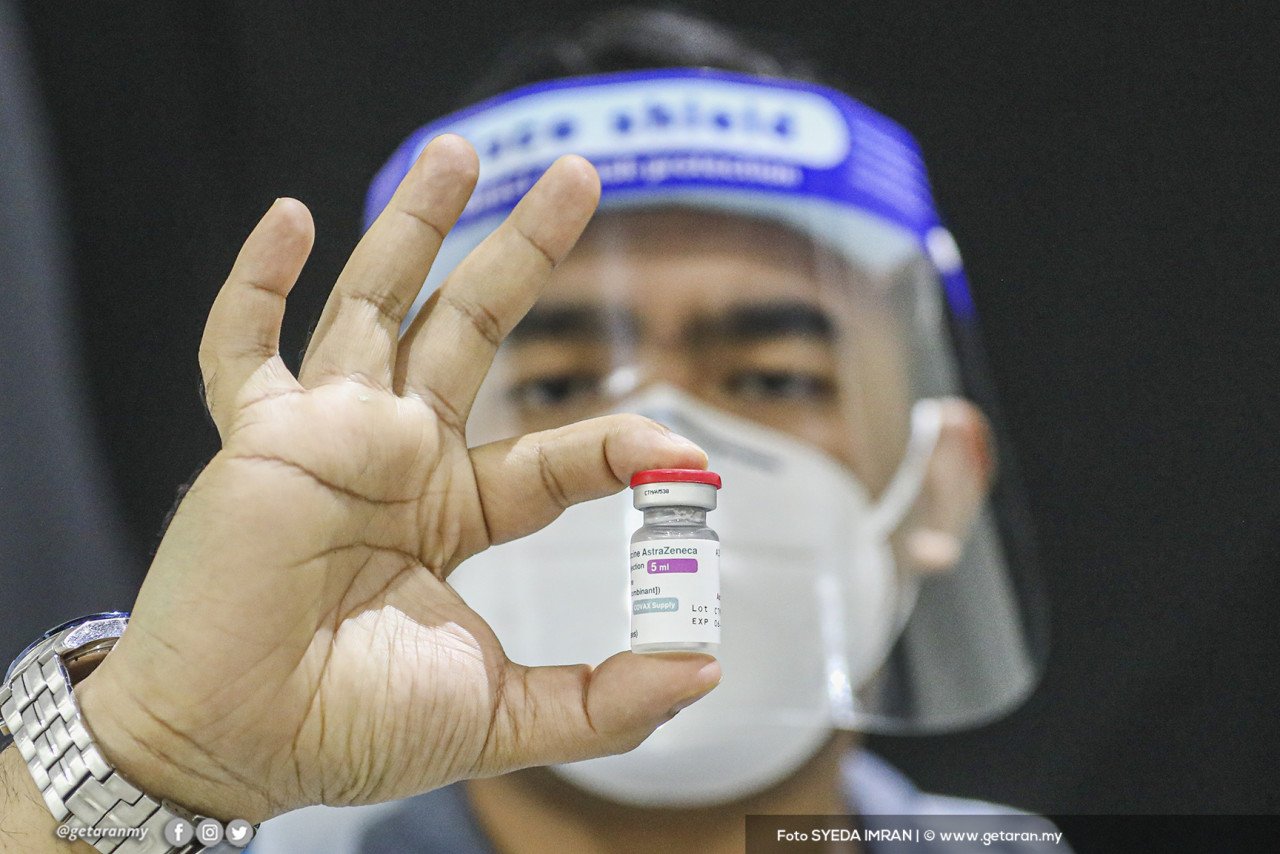 Seorang petugas kesihatan menunjukkan botol vaksin AstraZeneca. - Gambar oleh Syeda Imran