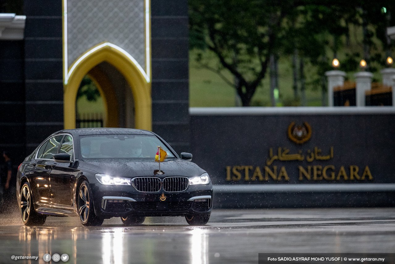 Kenderaan yang membawa Sultan Selangor meninggalkan Istana Negara. 