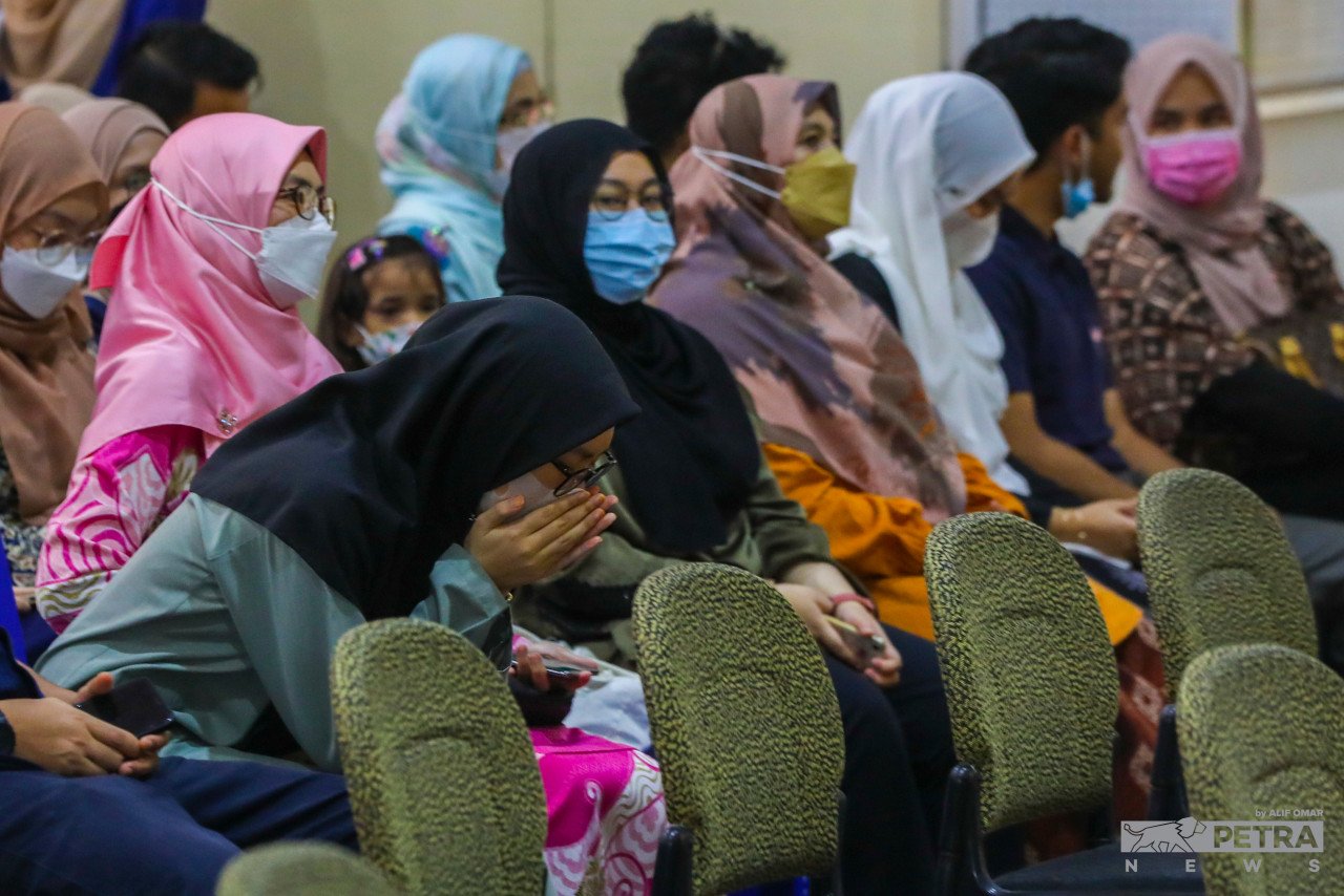 Calon-calon SPM 2021 menunggu dengan penuh debaran pengumuman keputusan mereka di SMK Putrajaya 11(1). - Gambar oleh Alif Omar