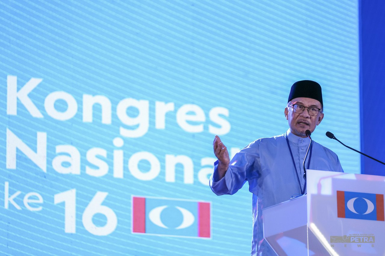 Presiden PKR, Datuk Seri Anwar Ibrahim ketika menyampaikan ucapan dasar pada Kongres Nasional Keadilan Ke-16 - Gambar oleh Abdul Razak Latif