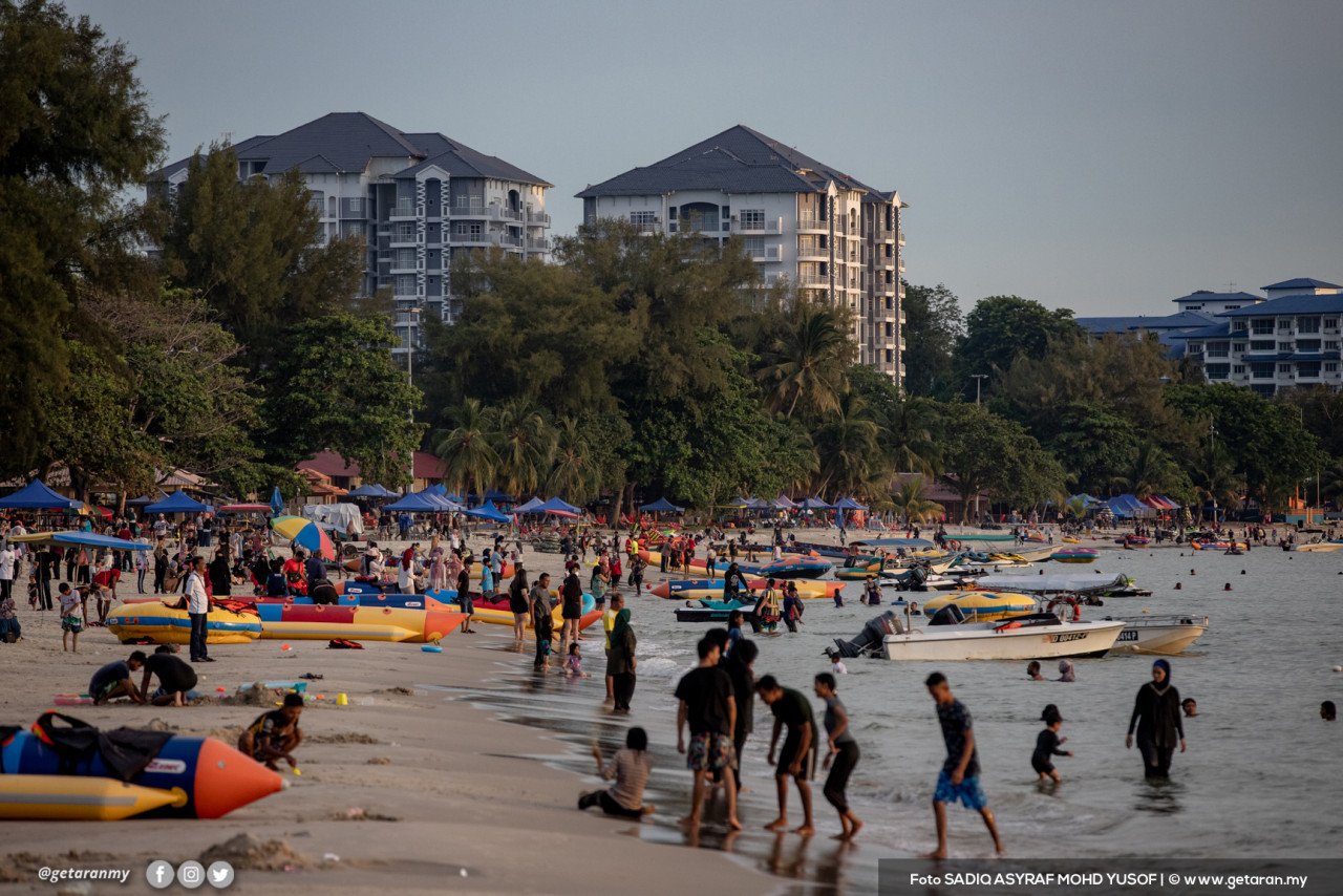Setelah lebih setahun ditutup dek pandemik COVID-19, Pantai Teluk Kemang di Port Dickson kembali meriah.