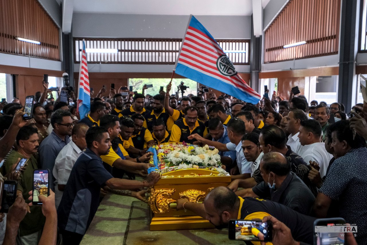 Jasad mendiang Samy Vellu dibawa ke Krematorium Dewan Bandaraya Kuala Lumpur (DBKL), Cheras, untuk upacara pembakaran. - Gambar oleh Abdul Razak Latif