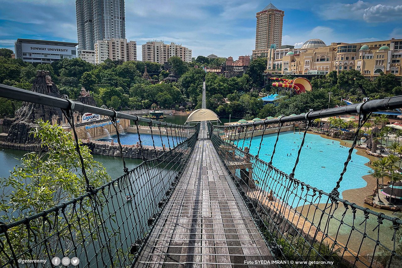 Pandangan daripada atas jambatan gantung Taman Tema Sunway Lagoon. - Gambar oleh Syeda Imran