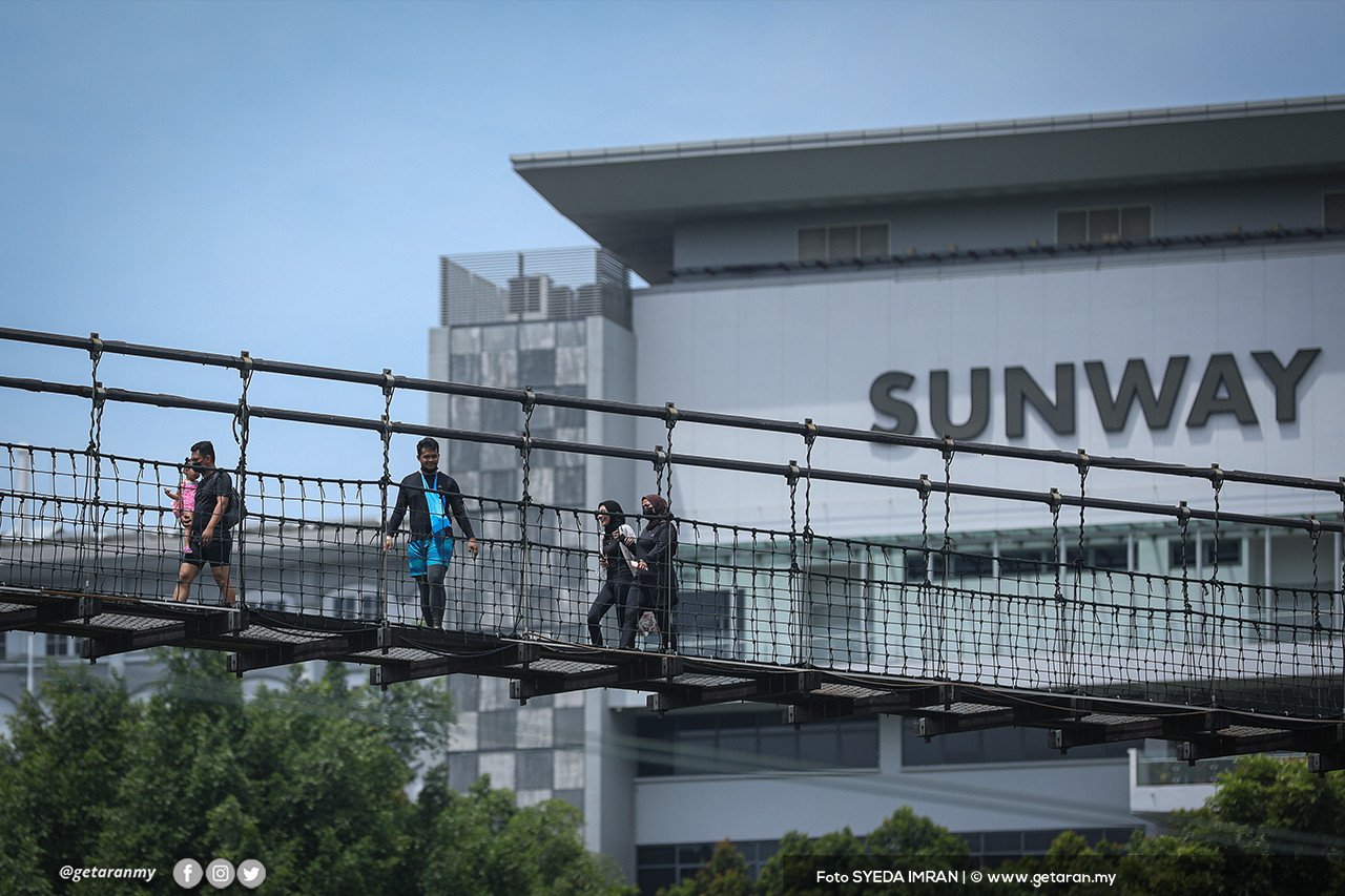 Kelihatan pengunjung berjalan di atas jambatan gantung di Taman Tema Sunway Lagoon. - Gambar oleh Syeda Imran