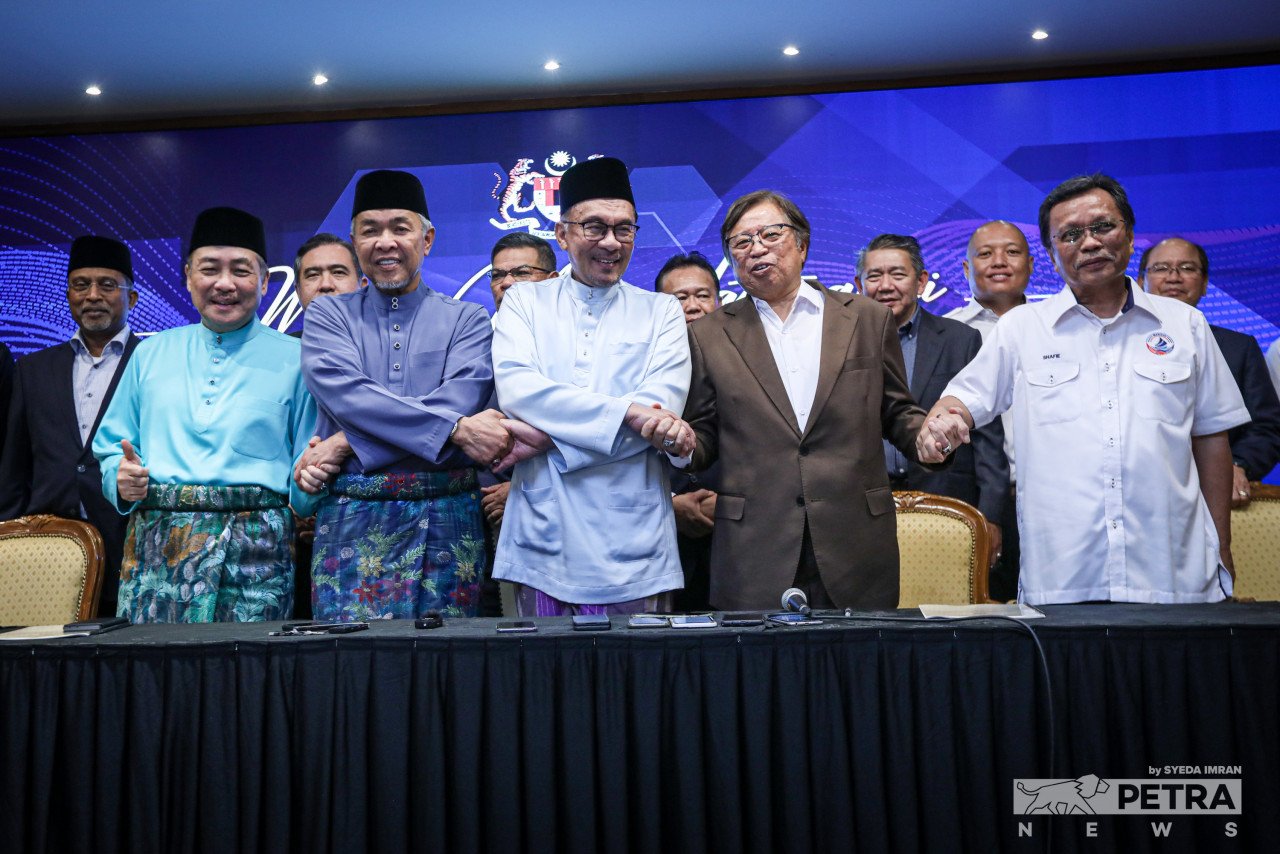 Ramai menjangkakan keabsahan Anwar Ibrahim sebagai Perdana Menteri tidak tergugat dan diperkukuhkan lagi dengan Perjanjian Persefahaman (MoU) Kerjasama dimeterai antara Anwar dan parti politik gabungan Kerajaan Perpaduan itu pada Jumaat lalu - Gambar Fail