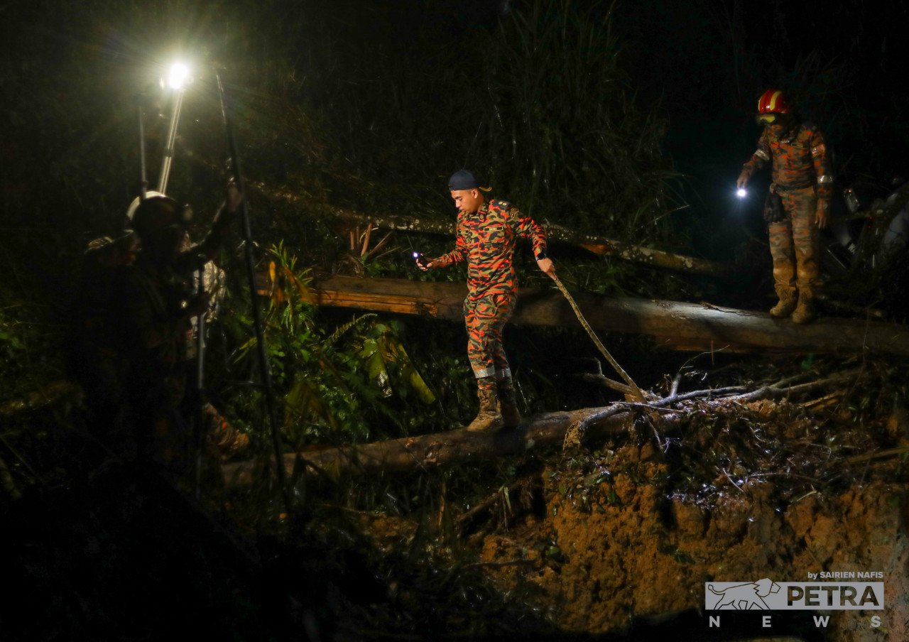 Anggota penyelamat berdepan dengan keadaan berbahaya dalam operasi mencari dan menyelamat mangsa tragedi tanah runtuh di Batang Kali. - Gambar oleh Sairien Nafis
