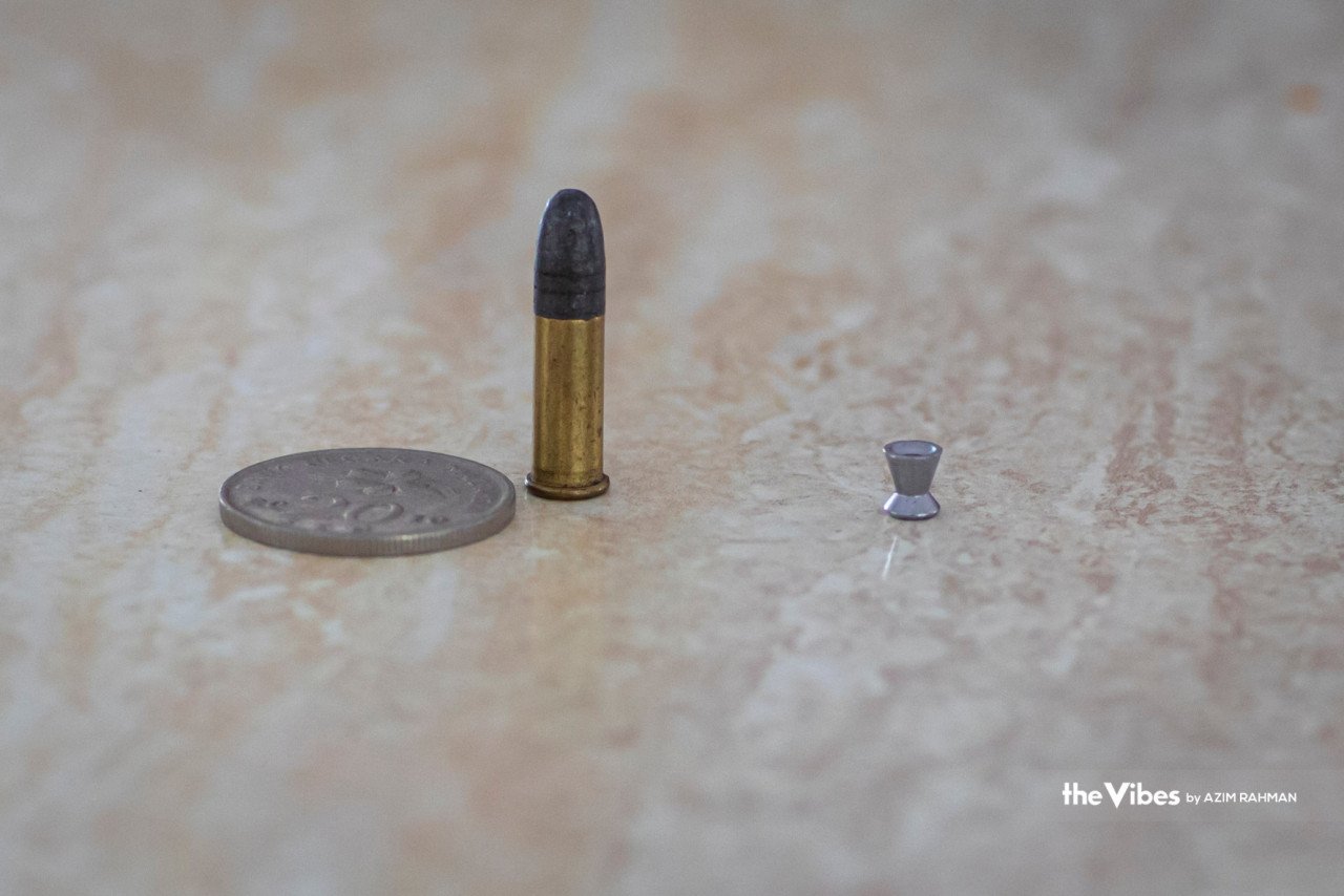 Perbezaan antara peluru pistol biasa dan peluru air raifal. - Gambar oleh Azim Rahman