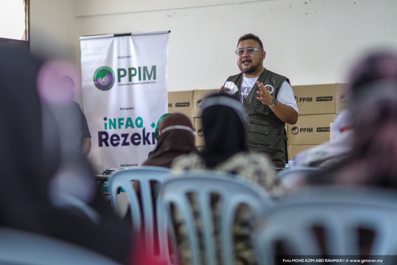 Datuk Afdlin Shauki berucap pada program sumbangan barangan keperluan asas Yayasan Afdlin Shauki dan PPIM di Rumah Pangsa Keramat Ampang. - Gambar oleh Azim Rahman