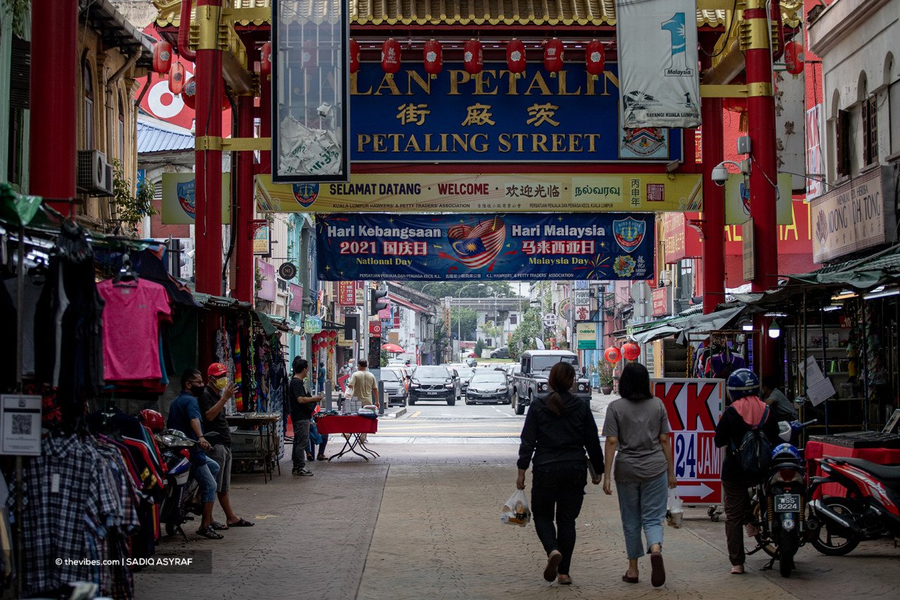 Petaling Street terkenal kerana menjual barangan tiruan seperti jam tangan, kasut, beg tangan, dompet, cermin mata hitam dan beberapa produk lain - Gambar oleh Sadiq Asyraf