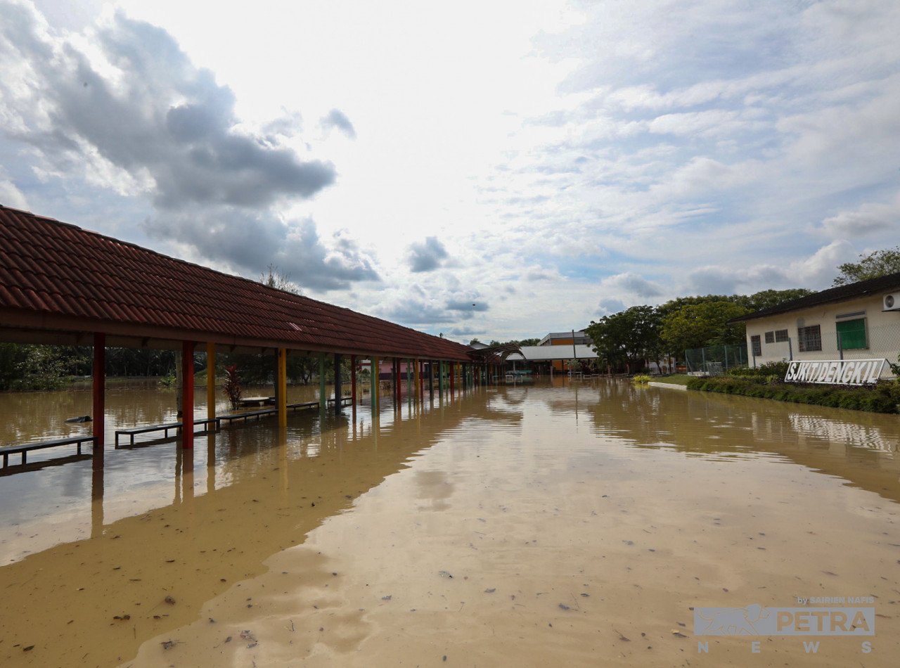 Pusat mengundi di SJKT Dengkil dinaiki air banjir. - Gambar oleh Sairien Nafis
