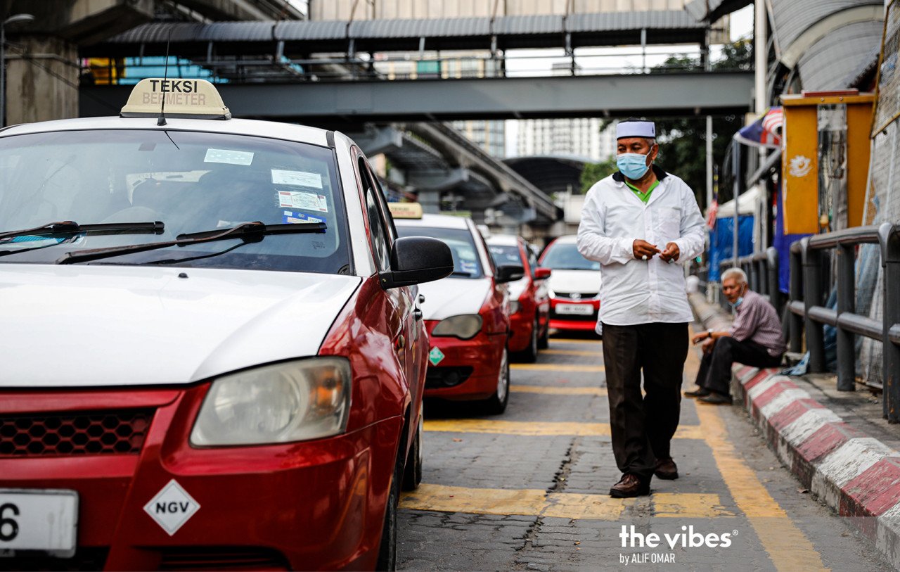 Teksi-teksi menunggu pelanggan di sekitar ibu kota. - Gambar oleh Alif Omar