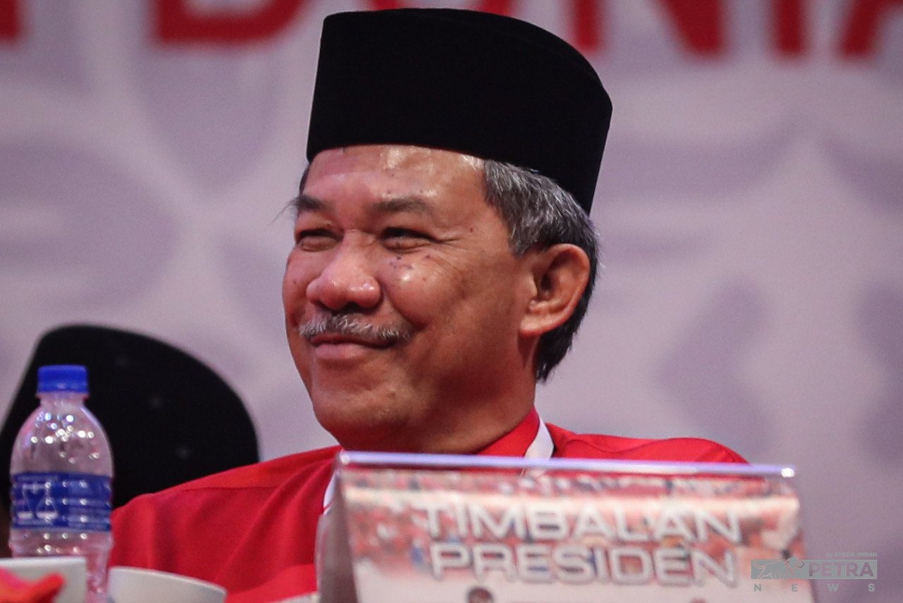 Tuntutan ketiga adalah bagi meminta Pengarah Pilihan Raya BN, Datuk Seri Mohamad Hasan melepaskan jawatannya sebagai Timbalan Presiden UMNO, sebagai tanda beliau bertanggungjawab atas kekhilafan strategi dan calon dipertaruhkan BN - Gambar Fail