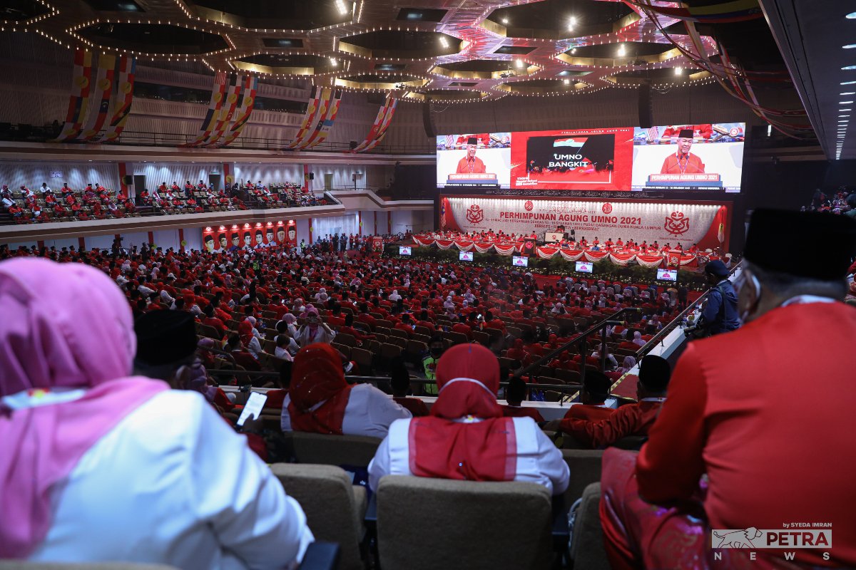 Perwakilan mendengar ucapan menyampaikan ucapan dasar Presiden pada Perhimpunan Agung UMNO (PAU) 2021 di WTC.