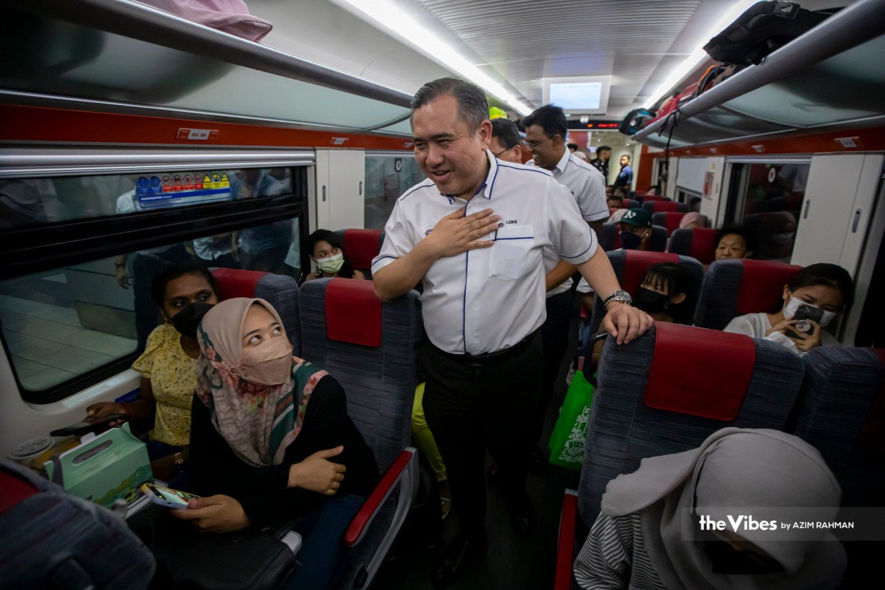 Loke menyapa penumpang-penumpang perkhidmatan tren elektrik (ETS) dan Keretapi Tanah Melayu (KTM) Komuter di Stesen KL Sentral hari ini. - Gambar oleh Azim Rahman