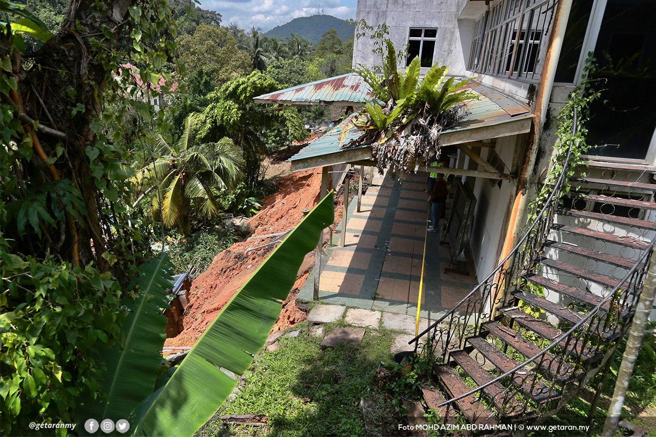 Antara rumah yang terkesan dengan kejadian tanah runtuh di Kemensah Heights. - Gambar oleh Azim Rahman