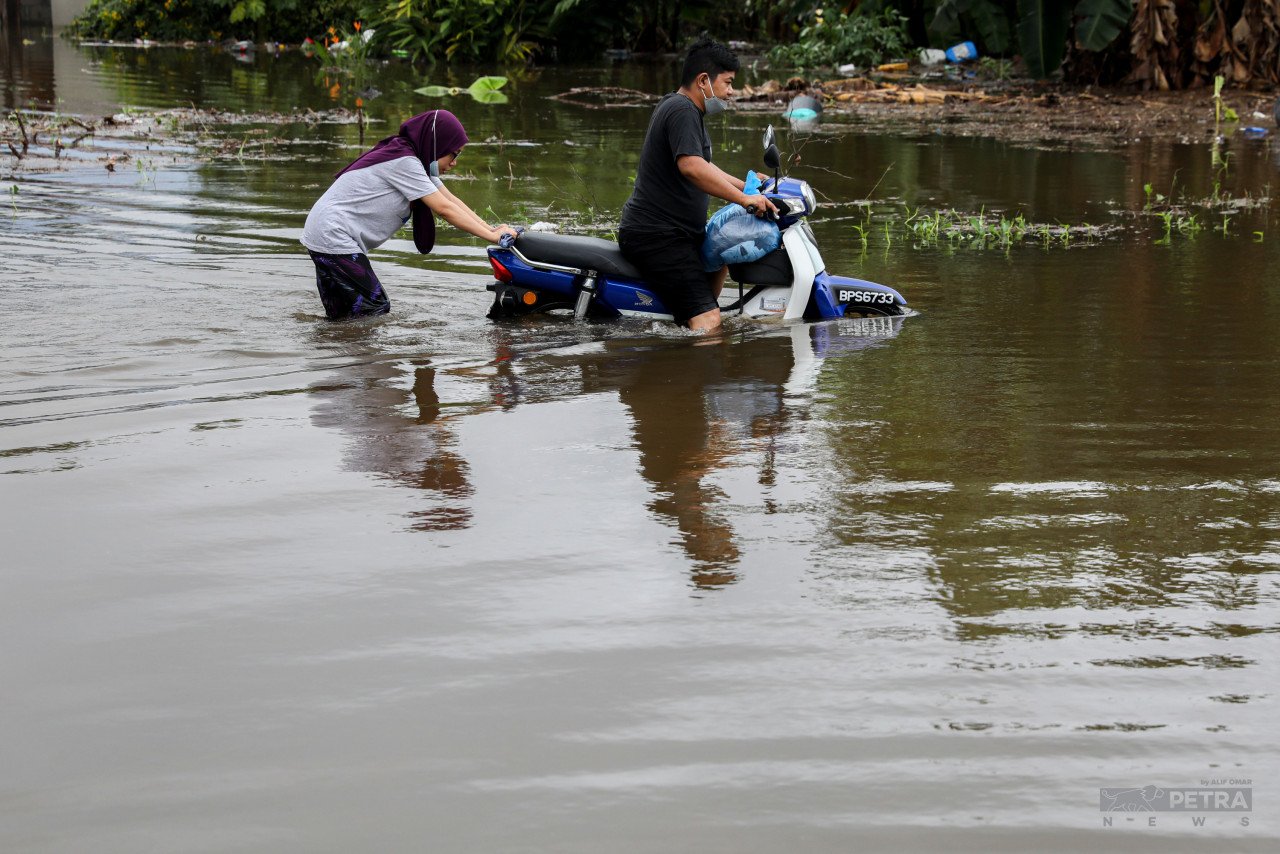 Kampung Sungai Pinang ditenggelami air sejak semalam.