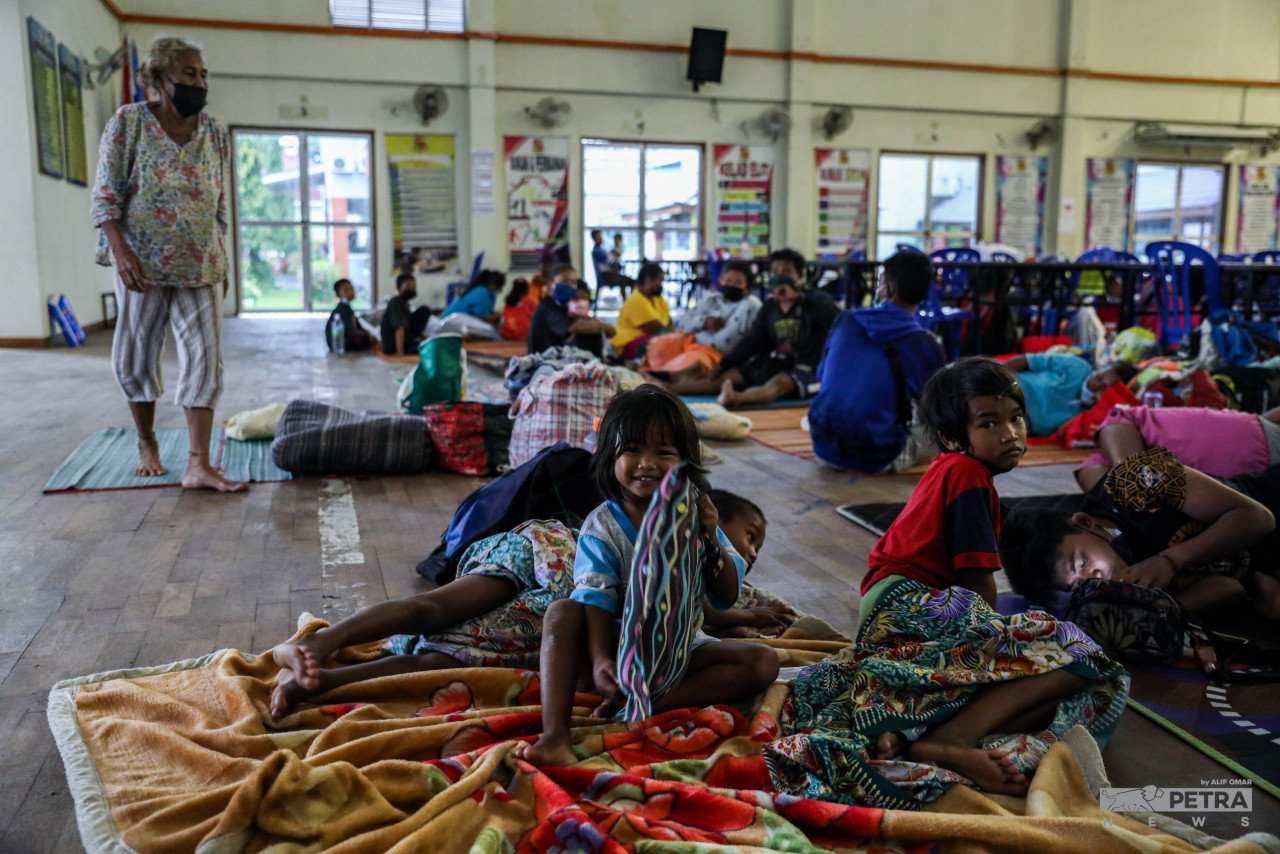 Seramai 270 orang mangsa 64 keluarga yang ditempatkan Pusat pemindahan sementara di Dewan Samudera SMK Pulau Indah. - Gambar oleh Alif Omar