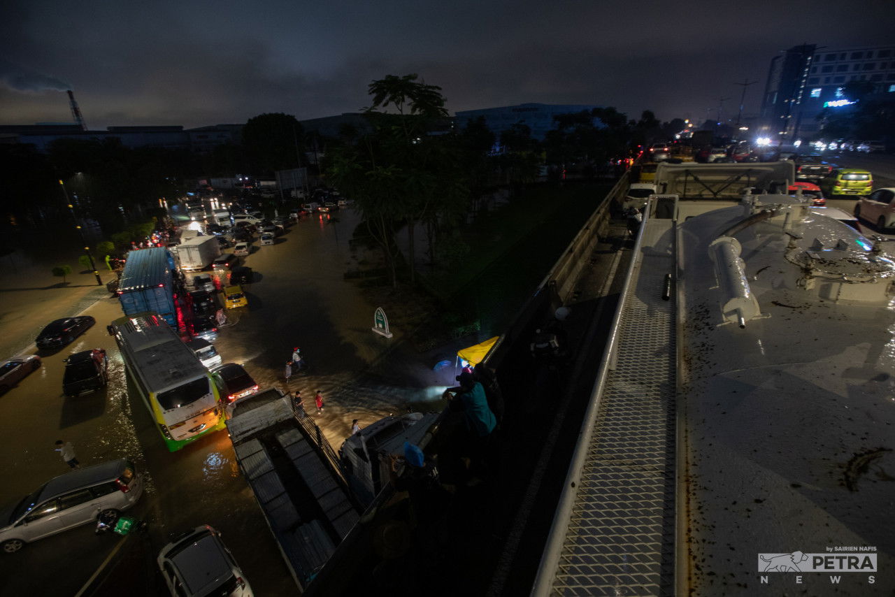 Keadaan banjir kilat di Bulatan Megawati Seksyen 21, Shah Alam. - Gambar oleh Sairien Nafis