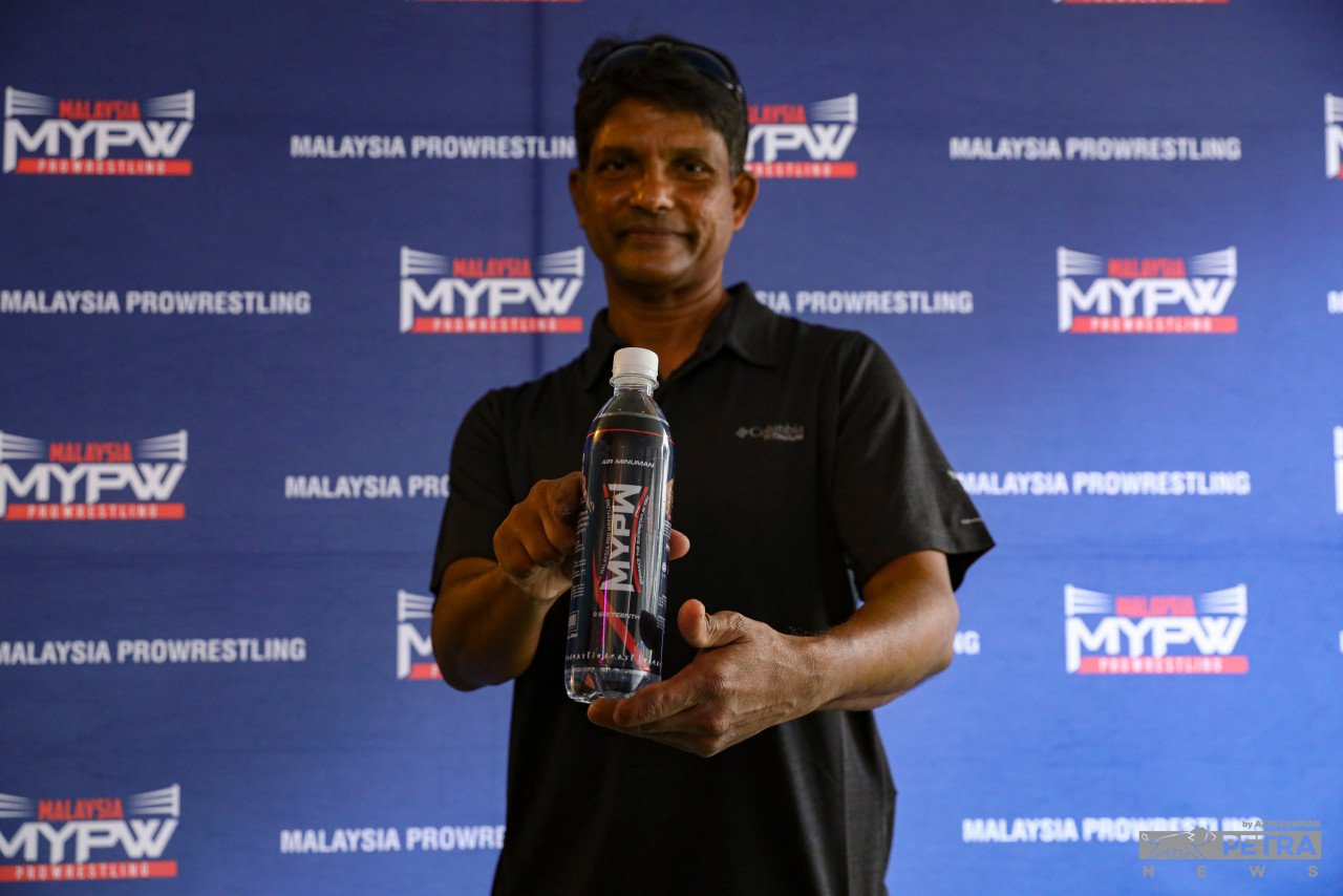 Ravichandran memegang botol air Minuman Tenaga Malaysia Pro Wrestling (MYPW). - Gambar oleh Azim Rahman