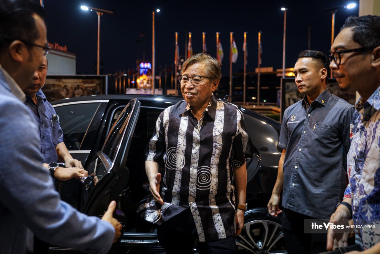 Abang Johari Tun Openg ketika tiba di Mesyuarat Majlis Perundingan Pimpinan Sekretariat Kerajaan Perpaduan Malaysia malam tadi - Gambar oleh Syeda Imran