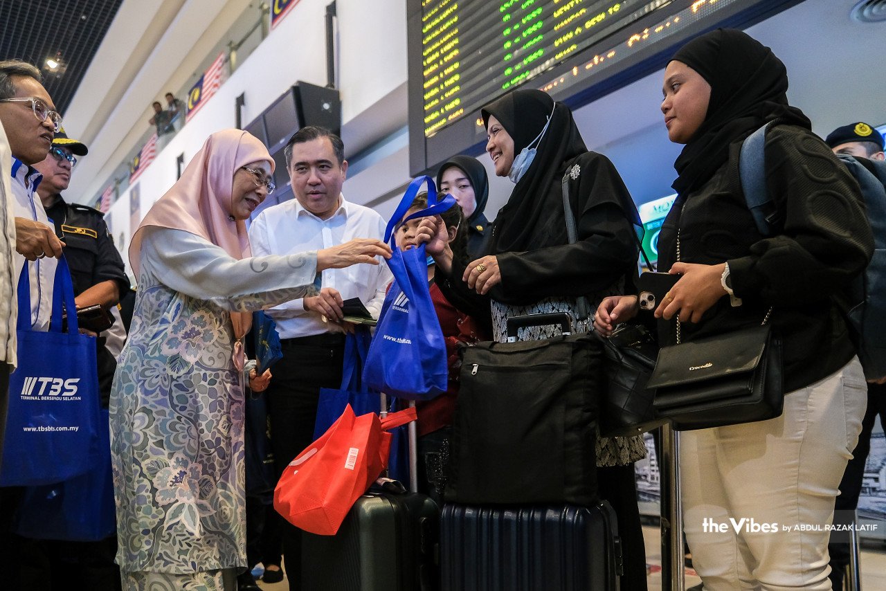 Anthony Loke bersama Dr Wan Azizah Wan Ismail memberikan buah tangan kepada pengunjung Terminal Pengangkutan Bersepadu Selatan 