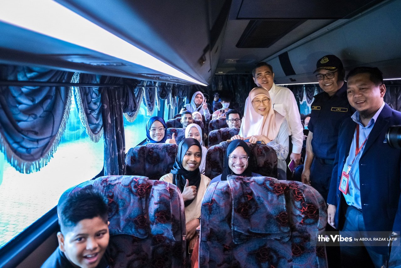 Loke bersama mantan Timbalan Perdana Menteri Datuk Seri Dr Wan Azizah Wan Ismail bergambar di dalam sebuah bas di Terminal Bersepadu Selatan (TBS) di sini hari ini. - Gambar oleh Abdul Razak Latif