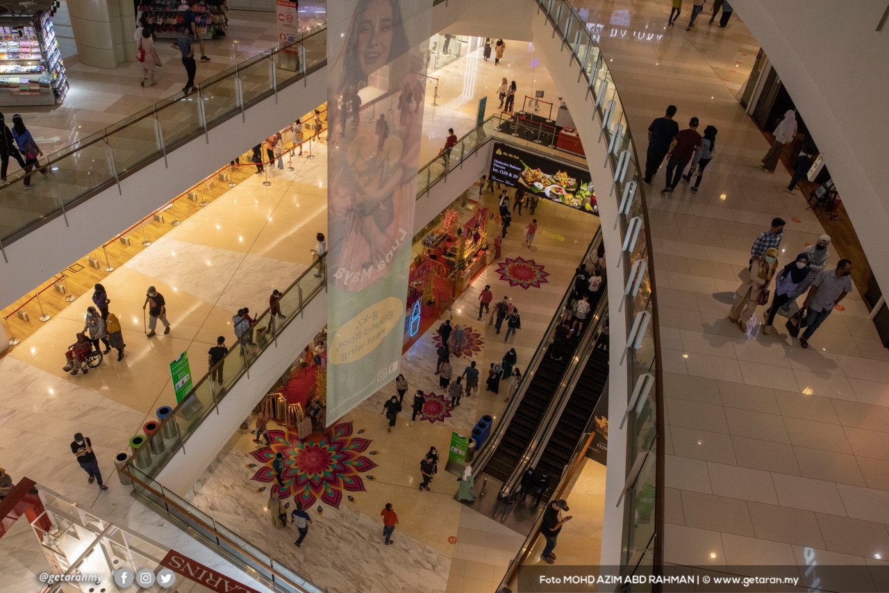 Orang ramai mengunjungi IOI City Mall di Putrajaya. - Gambar oleh Azim Rahman