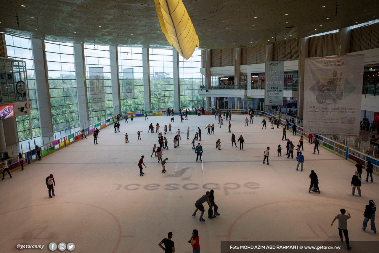 Kelihatan orang ramai bermain luncur ais di IOI City Mall Putrajaya hari ini. - Gambar oleh Azim Rahman