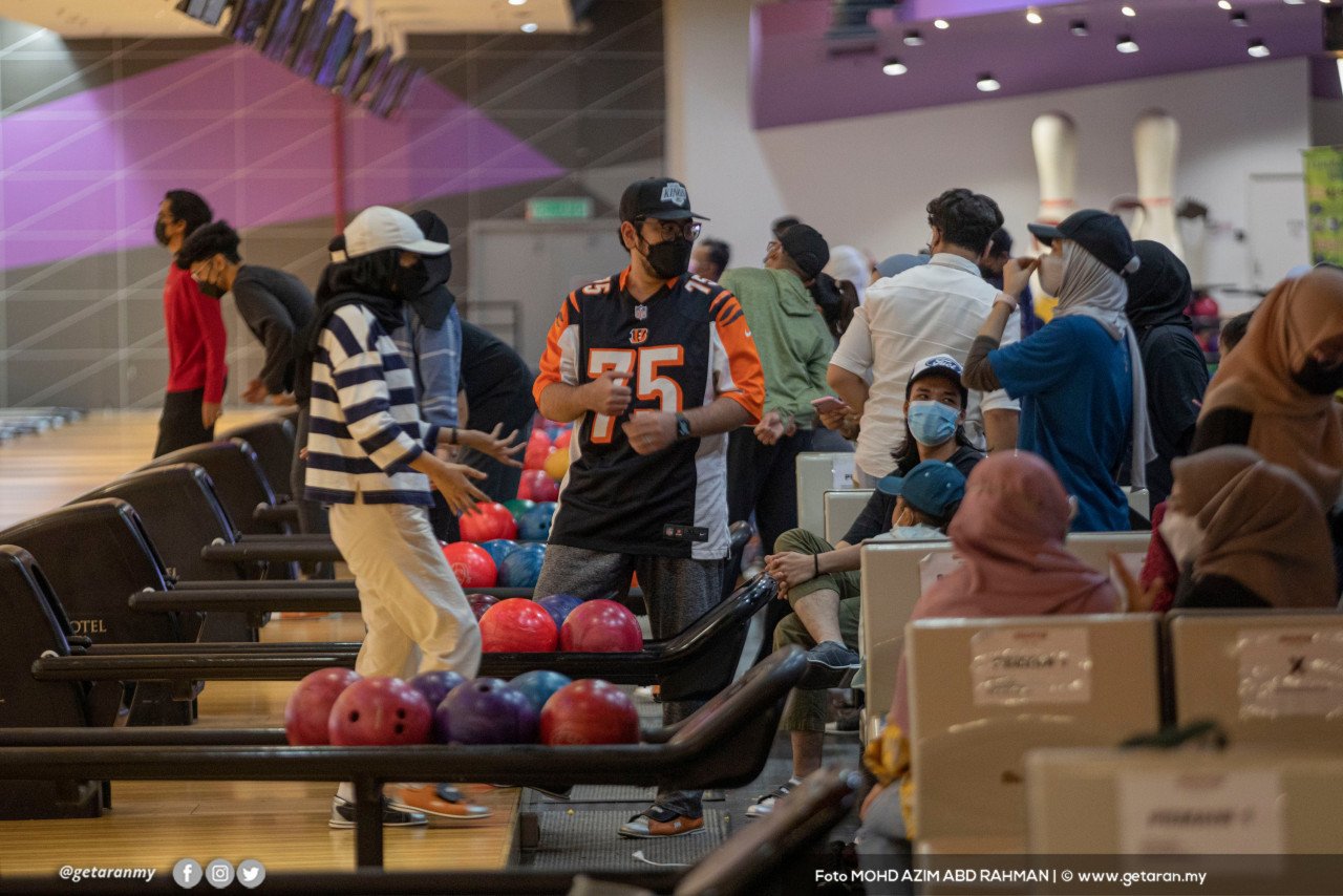 Kelihatan sekumpulan anak muda berborak sesama sendiri ketika bermain boling di IOI City Mall. - Gambar oleh Azim Rahman