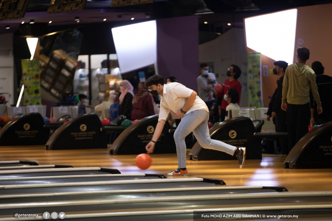 Orang ramai bermain bowling di IOI City Mall hari ini. - Gambar oleh Azim Rahman